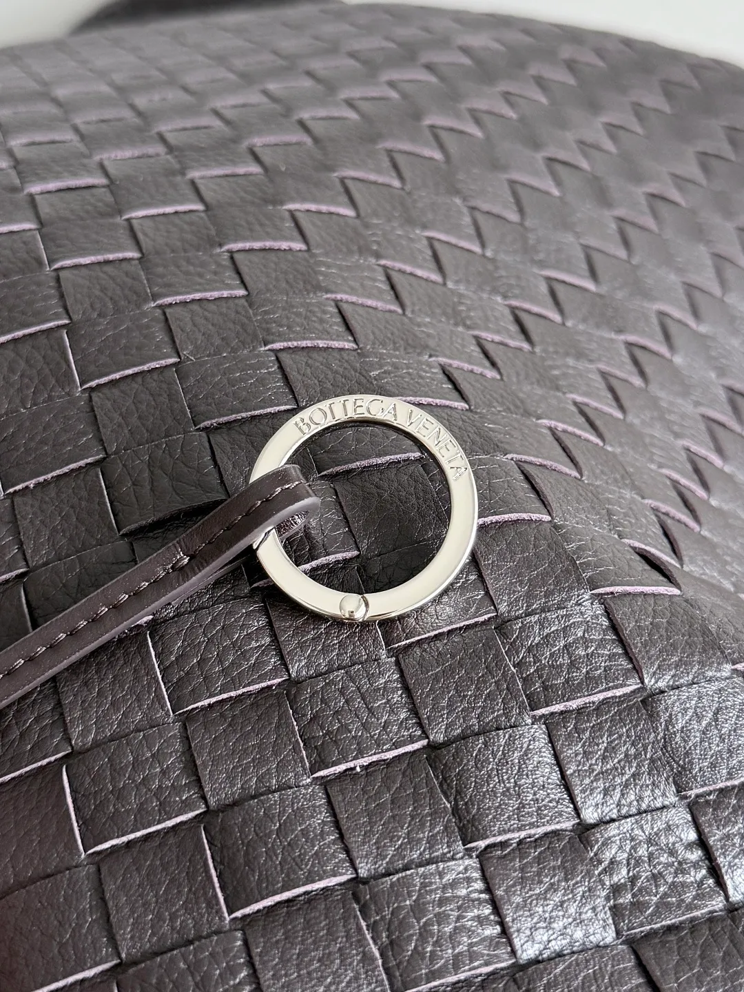 Batch 3280 BOTTEGA VENETA's new Traveler deerskin series is here! The travel season is coming soon, and I believe you must need a large-capacity and simple bag. This new Traveler is very in line with the current travel craze. The whole bag is designed with deerskin and is made of the highest quality leather. It feels tougher to the touch. The super large capacity is suitable for short trips. Traveling with friends and family does not require carrying heavy luggage. It is also very convenient for friends who often travel for work. You can carry two changes of clothes and a computer with you. It also comes with an adjustable shoulder strap to free your hands. Style number: 806976 Size: 58*46*10cm